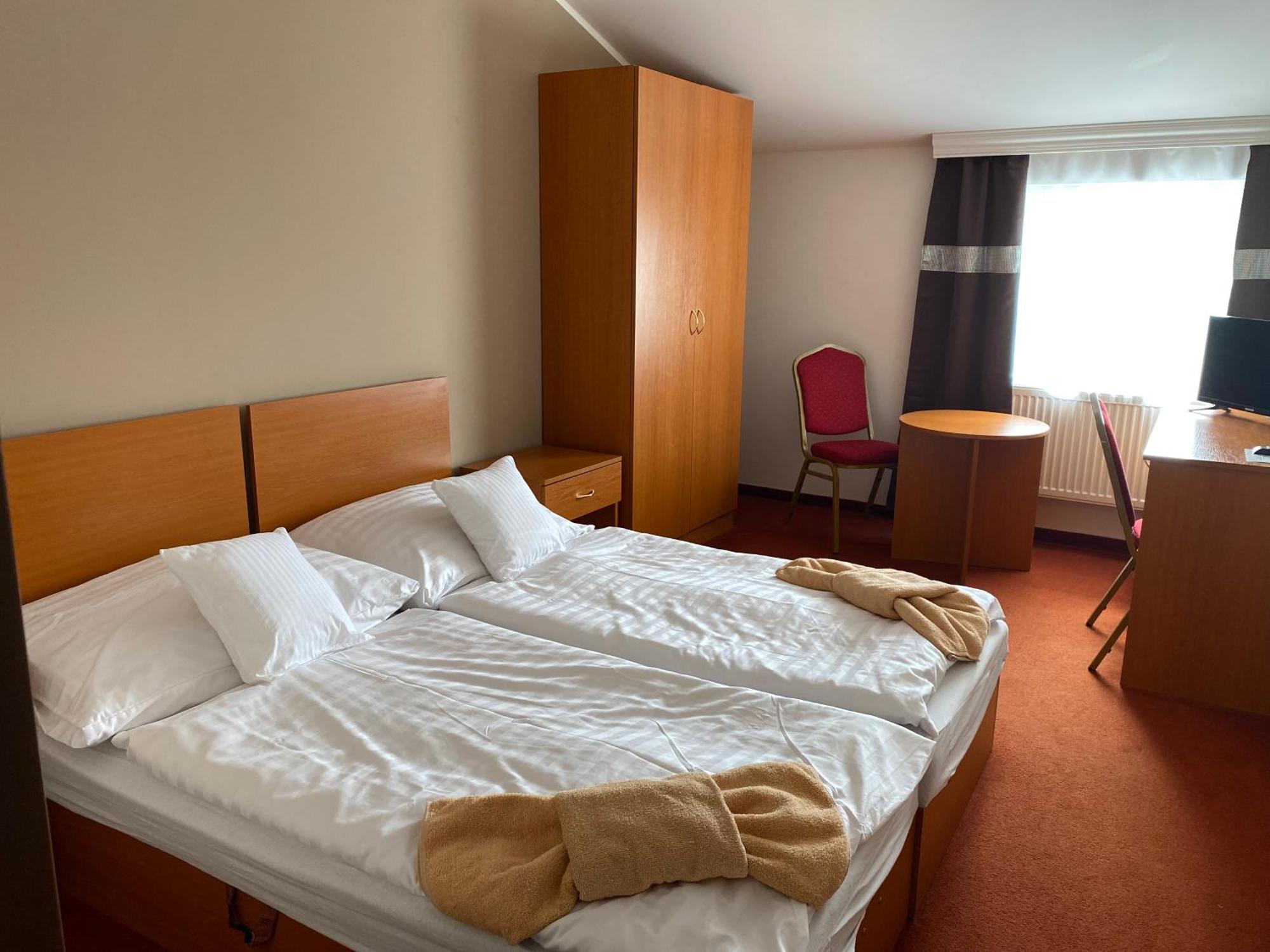 Hotel Cerny Orel Zatec Exterior foto